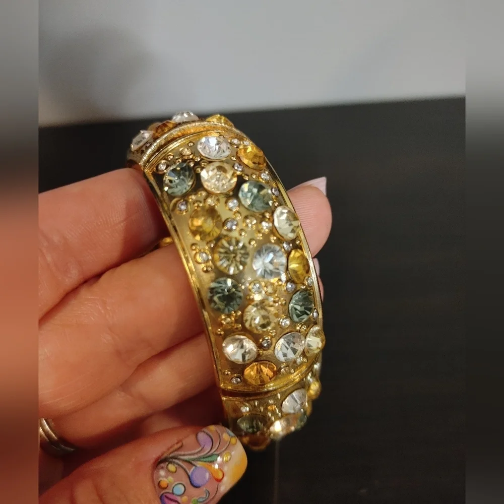 Elegant Gold and Crystal Bracelet